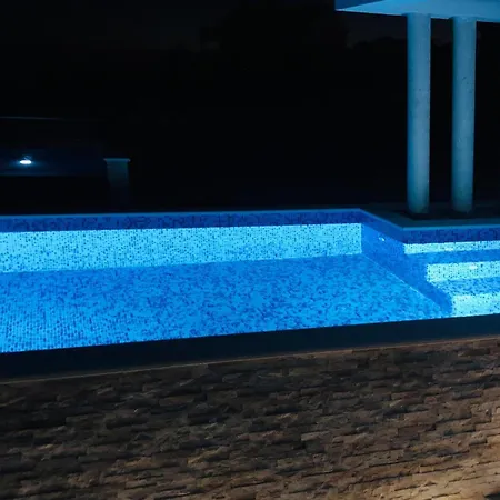 In Okrug Gornji With Sauna Feriehus *