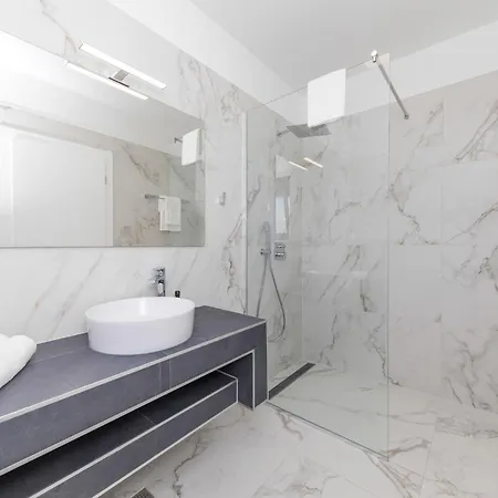 Feriehus In Okrug Gornji With Sauna *