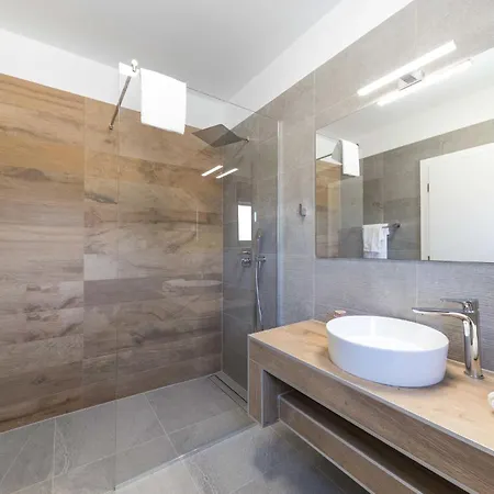 In Okrug Gornji With Sauna * Τρογκίρ