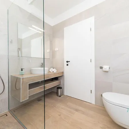 In Okrug Gornji With Sauna Hébergement de vacances