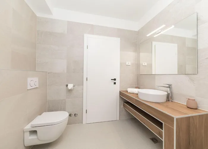 Nyaraló In Okrug Gornji With Sauna *