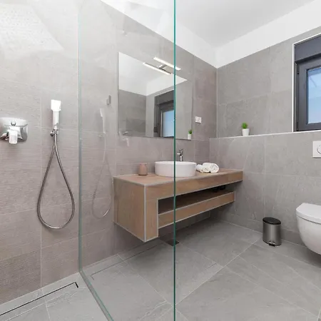 Nyaraló In Okrug Gornji With Sauna